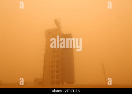 Foto zeigt einen starken Sandsturm trifft Jiuquan Satellitenstartzentrum in Jiuquan Stadt, nordwestlich von Chinas Provinz Gansu, 15. März 2021. (Foto von /ChinaImages/Sipa USA) Stockfoto