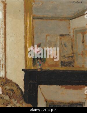 Vase mit Blumen auf einem Mantelstück, c.. 1900. Stockfoto