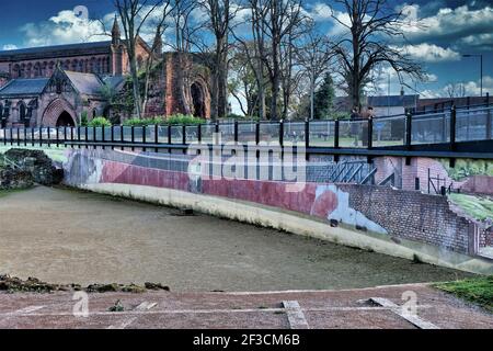 Blick auf das größte römische Amphitheater in Großbritannien. Mit der St. John's Church im Hintergrund. Stockfoto