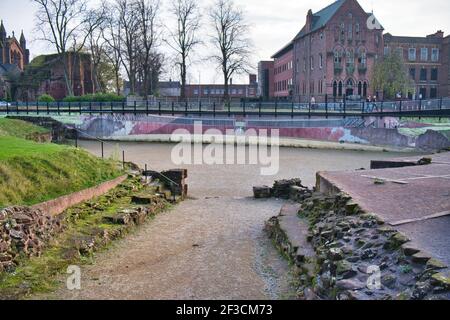 CHESTER, VEREINIGTES KÖNIGREICH - 07. Nov 2020: Blick auf das größte römische Amphitheater in Großbritannien. Mit der St. John's Church und Bürogebäuden im b Stockfoto