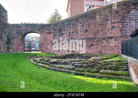 CHESTER, VEREINIGTES KÖNIGREICH - Nov 06, 2020: Fundamente eines Eckturms, Teil der Mauer der römischen Festung in Chester. Stockfoto