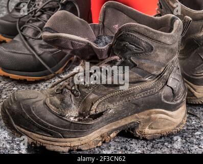 Dieser alte, zerschlagene Wanderschuh hat schon viel erlebt Stockfoto