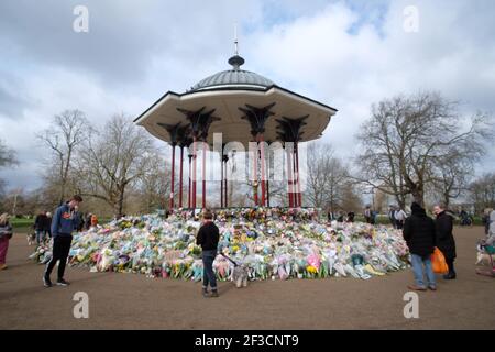 London, Großbritannien. März 2021, 16th. Mourners plazieren Blumen auf dem Bandstand auf Clapham common nach dem Mord an Sarah Everard Credit: david mccairley/Alamy Live News Stockfoto