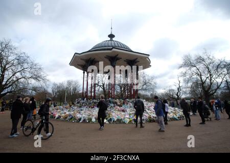 London, Großbritannien. März 2021, 16th. Mourners plazieren Blumen auf dem Bandstand auf Clapham common nach dem Mord an Sarah Everard Credit: david mccairley/Alamy Live News Stockfoto