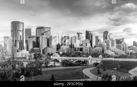 Calgary, Alberta - 11. Juni 2020: Blick auf Calgarys moderne Skyline an einem bewölkten Tag. Stockfoto