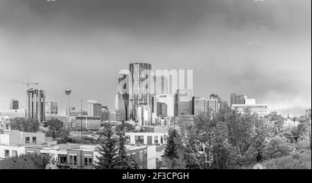 Calgary, Alberta - 4. Juni 2020: Blick auf Calgarys moderne Skyline an einem bewölkten Tag. Stockfoto