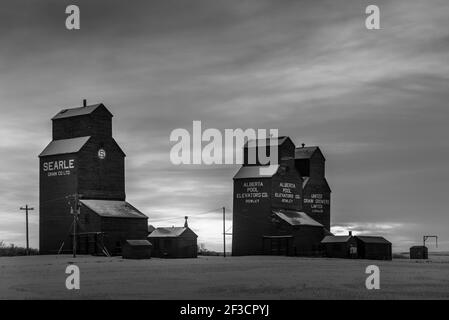 Rowley, Alberta - 31. Januar 2021: Alte verlassene Getreideaufzug in der Geisterstadt Rowley, Alberta. Stockfoto