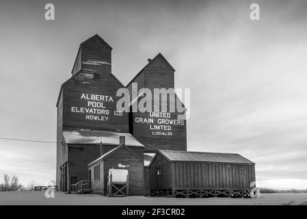 Rowley, Alberta - 31. Januar 2021: Alte verlassene Getreideaufzug in der Geisterstadt Rowley, Alberta. Stockfoto