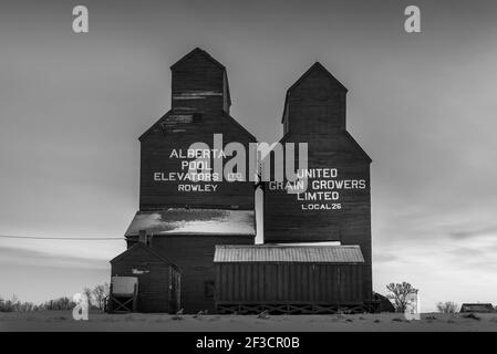 Rowley, Alberta - 31. Januar 2021: Alte verlassene Getreideaufzug in der Geisterstadt Rowley, Alberta. Stockfoto