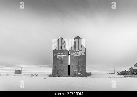 Rowley, Alberta - 31. Januar 2021: Alte verlassene Getreideaufzug in der Geisterstadt Rowley, Alberta. Stockfoto