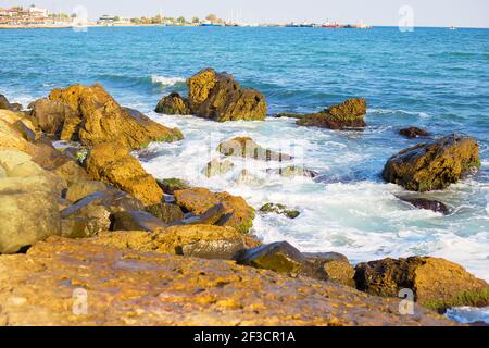 Steinerne Meeresküste Bulgariens Sonne, Meer, Strand Stockfoto