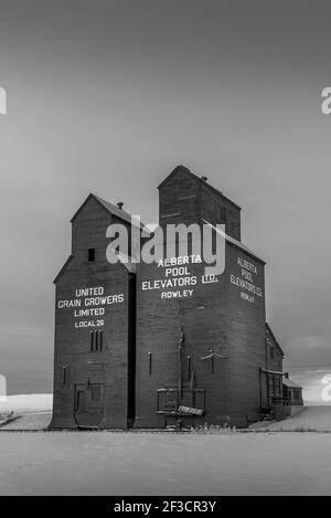 Rowley, Alberta - 31. Januar 2021: Alte verlassene Getreideaufzug in der Geisterstadt Rowley, Alberta. Stockfoto