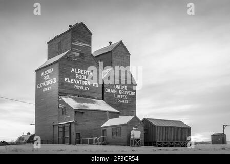 Rowley, Alberta - 31. Januar 2021: Alte verlassene Getreideaufzug in der Geisterstadt Rowley, Alberta. Stockfoto