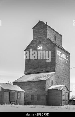 Rowley, Alberta - 31. Januar 2021: Alte verlassene Getreideaufzug in der Geisterstadt Rowley, Alberta. Stockfoto