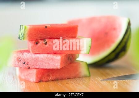 Scheiben Wassermelone auf einem Holztisch, Nahaufnahme von Wassermelone in Scheiben, Großbritannien Stockfoto