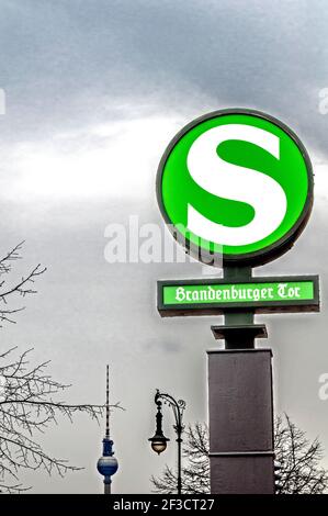 S-Bahn schild in Berlin (unter den Linden), Schild für Stadtbahn in Berlin Stockfoto