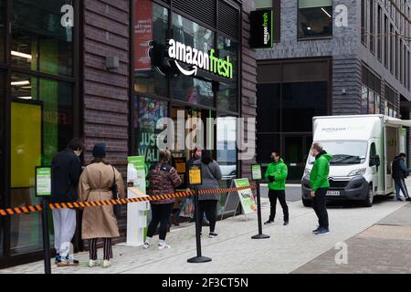 Wembley Park, London, Großbritannien. 16th. März 2021. Die Bewohner des Wembley Parks erwachten heute Morgen mit einem überraschenden neuen Nachbarn, als Amazon Fresh auf dem Wembley Park Boulevard eröffnete. Die zweite der neuen privaten Lebensmittelmarke ‘by Amazon’ wird in London eröffnet, wo Lebensmittel wie Fleisch, Fisch, Milchprodukte, Obst und Gemüse sowie Backwaren verkauft werden. Amanda Rose/Alamy Live News Stockfoto