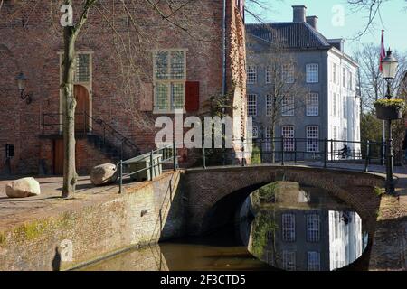 Spiegelungen historischer Häuser mit dem Tinnenburg-Haus (auf der linken Seite), das sich entlang der Muurhuizen-Straße, Amersfoort, Utrecht, Niederlande, befindet Stockfoto