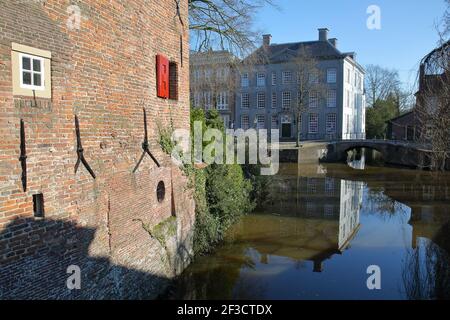 Spiegelungen historischer Häuser mit dem Tinnenburg-Haus (auf der linken Seite), das sich entlang der Muurhuizen-Straße, Amersfoort, Utrecht, Niederlande, befindet Stockfoto