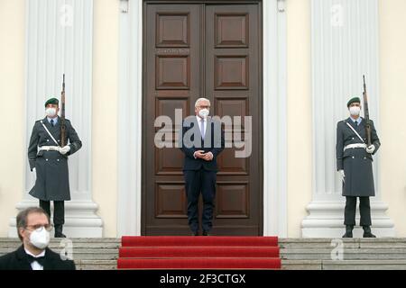 Berlin, Deutschland. März 2021, 16th. Bundespräsident Frank-Walter Steinmeier wartet vor dem Schloss Bellevue auf die Ankunft des Präsidenten Israels. Die beiden Präsidenten, die seit Jahren freundschaftliche Beziehungen pflegen, treffen sich, um die Lage im Nahen Osten und die bilateralen Beziehungen zwischen Deutschland und Israel sowie die globale Pandemie und die gerechte Impfstoffverteilung zu diskutieren. Quelle: Wolfgang Kumm/dpa/Alamy Live News Stockfoto