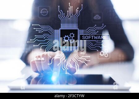 Softwareentwicklung und Geschäftsprozessautomatisierung, Internet- und Technologiekonzept auf virtuellem Bildschirm Stockfoto