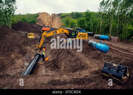 Bulgarien, Gostilia, 21th. MAI 2020: Ein Kettenbagger verlegt Rohr in einem Graben während des Baus der South Stream Pipeline in Bulgarien Stockfoto