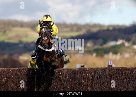 Nico de Boinville reitend Shishkin klar der letzte, der die Sporting Life Arkle Challenge Trophy Novices' Chase während des ersten Tages des Cheltenham Festival auf Cheltenham Rennbahn gewinnt. Bilddatum: Dienstag, 16. März 2021. Stockfoto