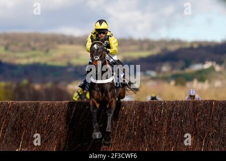 Nico de Boinville reitend Shishkin klar der letzte, der die Sporting Life Arkle Challenge Trophy Novices' Chase während des ersten Tages des Cheltenham Festival auf Cheltenham Rennbahn gewinnt. Bilddatum: Dienstag, 16. März 2021. Stockfoto