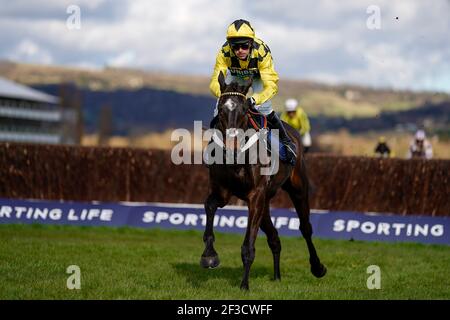 Nico de Boinville reitend Shishkin klar der letzte, der die Sporting Life Arkle Challenge Trophy Novices' Chase während des ersten Tages des Cheltenham Festival auf Cheltenham Rennbahn gewinnt. Bilddatum: Dienstag, 16. März 2021. Stockfoto