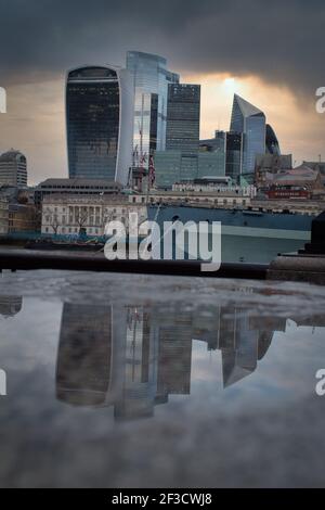 London Reflexion in der Pfütze Stockfoto