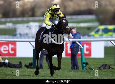 Shishkin mit Nico de Boinville springt den letzten Zaun und gewinnt die Sporting Life Arkle Challenge Trophy Novices' Chase am ersten Tag des Cheltenham Festivals auf der Cheltenham Rennbahn. Bilddatum: Dienstag, 16. März 2021. Stockfoto