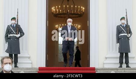 Berlin, Deutschland. März 2021, 16th. Bundespräsident Frank-Walter Steinmeier wartet vor dem Schloss Bellevue auf die Ankunft des Präsidenten Israels. Die beiden Präsidenten, die seit Jahren freundschaftliche Beziehungen pflegen, treffen sich, um die Lage im Nahen Osten und die bilateralen Beziehungen zwischen Deutschland und Israel sowie die globale Pandemie und die gerechte Impfstoffverteilung zu diskutieren. Quelle: Wolfgang Kumm/dpa/Alamy Live News Stockfoto