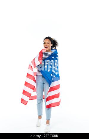 In voller Länge Ansicht von glücklichen afroamerikanischen Frau, in usa Flagge auf weiß gewickelt Stockfoto