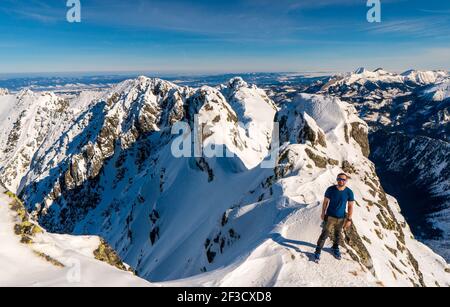 Panorama-Banner des Menschen Trekking in schneebedeckten Berg. Sportkonzept. Silhouette Trail Wanderer im Berggipfel Hintergrund. Wanderer auf der oder alpini Stockfoto