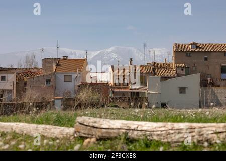 Charmantes Foto von den Häusern und Dächern in der kleinen Stadt Bulbuente, in der Region Campo de Borja, Zaragoza, Spanien, mit dem Moncayo in der Stockfoto