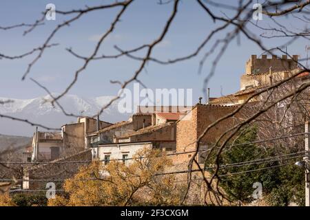 Charmantes Foto von den Häusern und Dächern in der kleinen Stadt Bulbuente, in der Region Campo de Borja, Zaragoza, Spanien, mit dem Moncayo in der Stockfoto