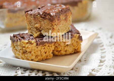 Eine Nahaufnahme von drei Reis-Krispie-Leckereien auf einem Teller. Stockfoto