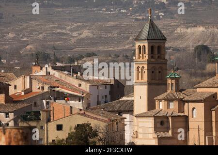 Nahaufnahme der malerischen Skyline von Ainzon und der umliegenden ländlichen Landschaft, mit der Pfarrkirche unserer Lieben Frau von Barmherzigkeit, in der Region Campo de Borja Stockfoto