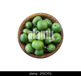 Grün Baby Kiwi Frucht actinidia isoliert auf weißem Hintergrund. Actinidia in einer Schüssel mit Platz für Text. Kiwi Frucht actinidia close-up. Hintergrund Stockfoto