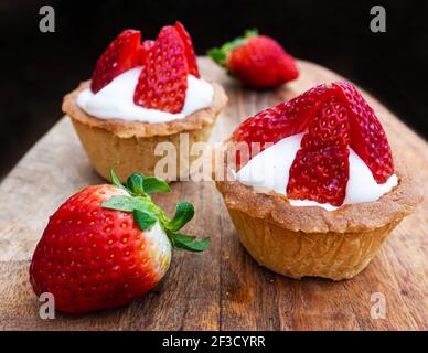 Frisch gebackene Körbe mit Quark und Erdbeeren Stockfoto