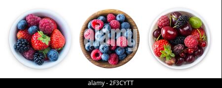 Draufsicht. Früchte und Beeren in Schale isoliert auf weißem Hintergrund. Reife Himbeeren, Heidelbeeren, Kirschen, Erdbeeren, Brombeeren, Maulbeeren und Stockfoto
