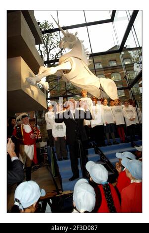 Sir Richard Attenborough eröffnet das neue Einhorn Theater auf Tooley st in Londonpic David Sandison 1/12/2005 Stockfoto