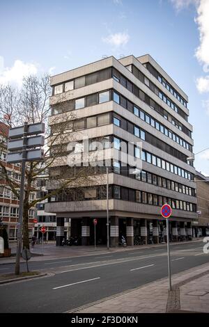 Bremen, Deutschland. März 2021, 16th. In der Straße in der Nähe des Gebäudes, wo unter anderem die "Greensill Bank" ihre Büros hat, steht ein Hinweisschild. Die deutsche Finanzregulierungsbehörde BaFin hat für die turbulente Greensill Bank Insolvenz beantragt. Quelle: Sina Schuldt/dpa/Alamy Live News Stockfoto
