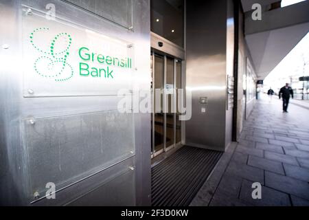 Bremen, Deutschland. März 2021, 16th. Am Eingang der Privatbank in Bremen hängt ein Schild mit dem Firmennamen "Greensill Bank". Die deutsche Finanzregulierungsbehörde BaFin hat für die turbulente Greensill Bank Insolvenz beantragt. Quelle: Sina Schuldt/dpa/Alamy Live News Stockfoto