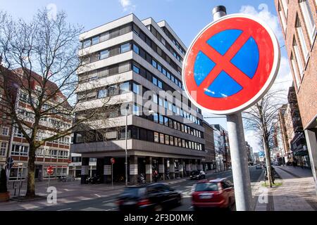 Bremen, Deutschland. März 2021, 16th. In der Straße in der Nähe des Gebäudes, wo unter anderem die "Greensill Bank" ihre Büros hat, steht ein Hinweisschild. Die deutsche Finanzregulierungsbehörde BaFin hat für die turbulente Greensill Bank Insolvenz beantragt. Quelle: Sina Schuldt/dpa/Alamy Live News Stockfoto