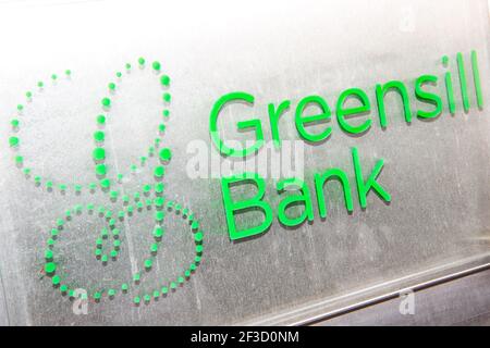 Bremen, Deutschland. März 2021, 16th. Am Eingang der Privatbank in Bremen hängt ein Schild mit dem Firmennamen "Greensill Bank". Die deutsche Finanzregulierungsbehörde BaFin hat für die turbulente Greensill Bank Insolvenz beantragt. Quelle: Sina Schuldt/dpa/Alamy Live News Stockfoto