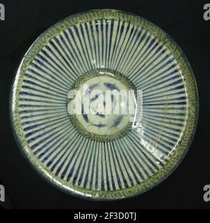 Schale mit zentralem Fischmotiv, Iran, 13th Jahrhundert. Gegenüberstellung von Fisch mit magischen Buchstaben deutet darauf hin, dass die Schale Talismanische Eigenschaften hatte Stockfoto