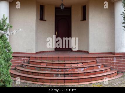 Nahaufnahme von Gefahr zerbrochene Haus Schritte im Freien. Beschädigtes Treppengehäuse. Stockfoto