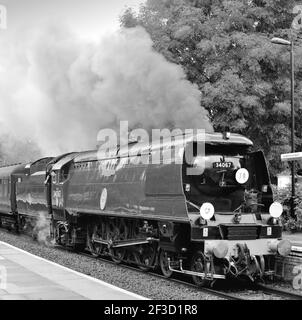 Schlacht der britischen Klasse pacific No 34067 Tangmere verlangsamte sich für einen Signalstopp in Bradford-on-Avon, während er den Weymouth Seaside Express schleppte, 17.08.2014. Stockfoto