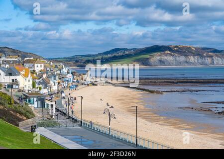 Lyme Regis, Dorset, Großbritannien. März 2021, 16th. UK Wetter: Herrliche Frühlingssonne im Badeort Lyme Regis. Der Strand war heute ruhig, trotz der milden warmen Sonne und des blauen Himmels. Kredit: Celia McMahon/Alamy Live Nachrichten Stockfoto